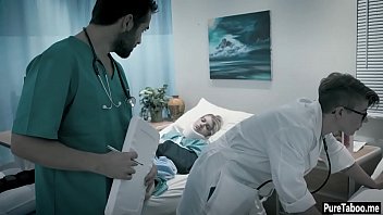 Медсестричка в красном белье лечит юного молодого пациента минетом в диванчика